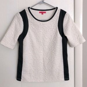 Chic black and white blouse perfect for formal and casual occasions size medium!